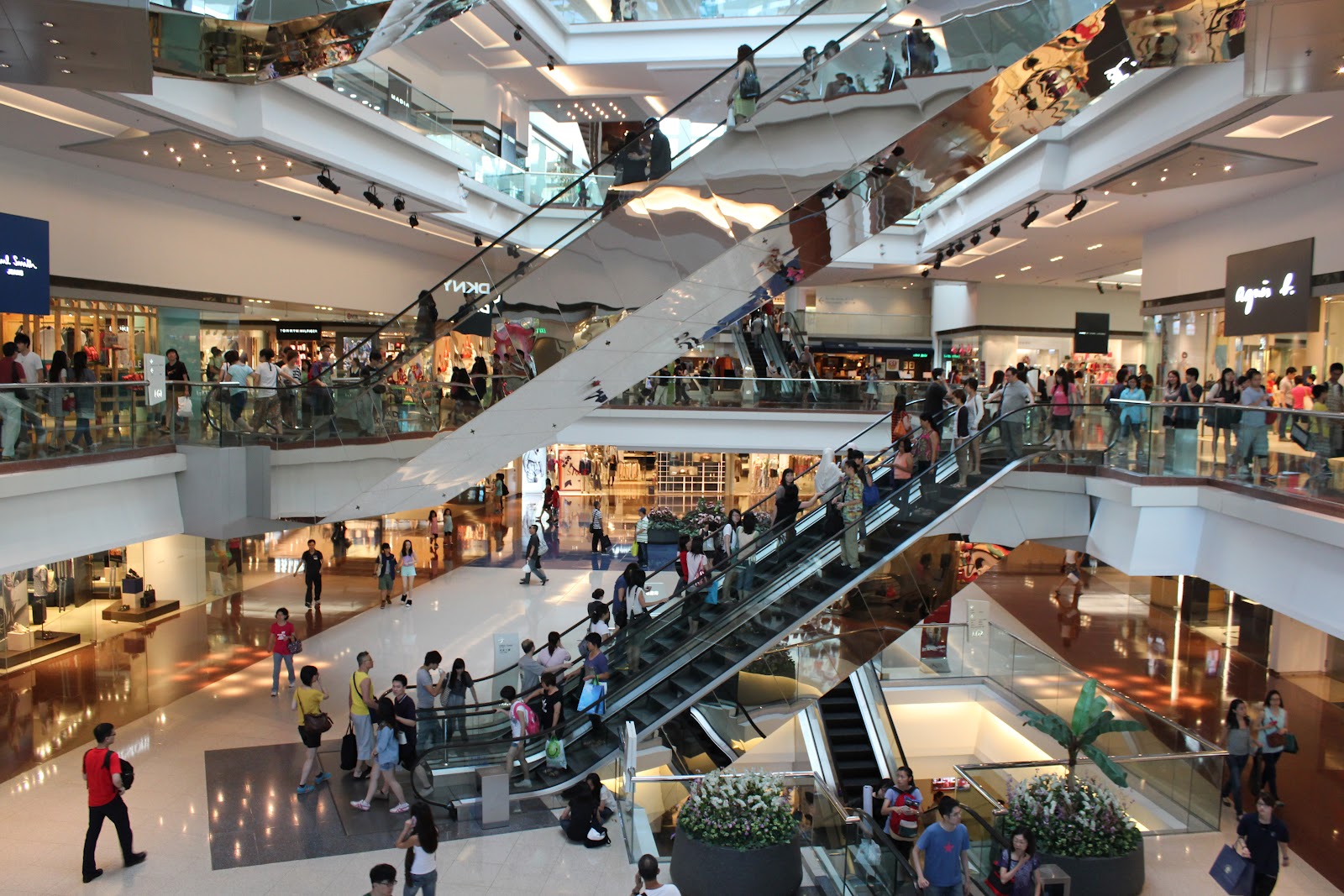 Com menos clientes, shoppings criam lojas virtuais e centrais de ...